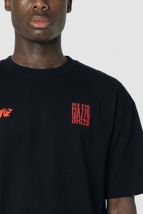 Club Shirt Schwarz – Detail des roten GIAZZO Frontprints mit Flamme