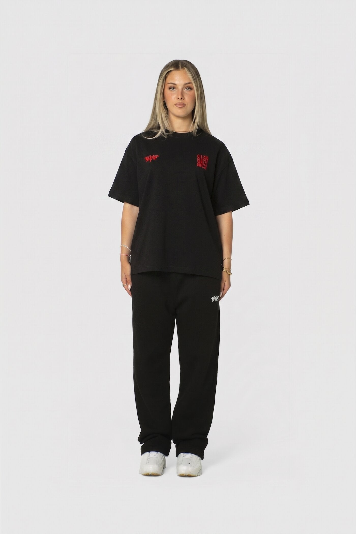 Club Shirt Schwarz – Frontansicht an Frau, Oversized Fit