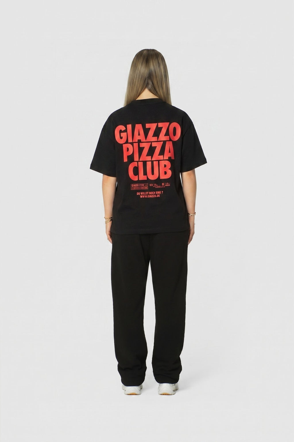 Club Shirt Schwarz – Rückenprint an Frau