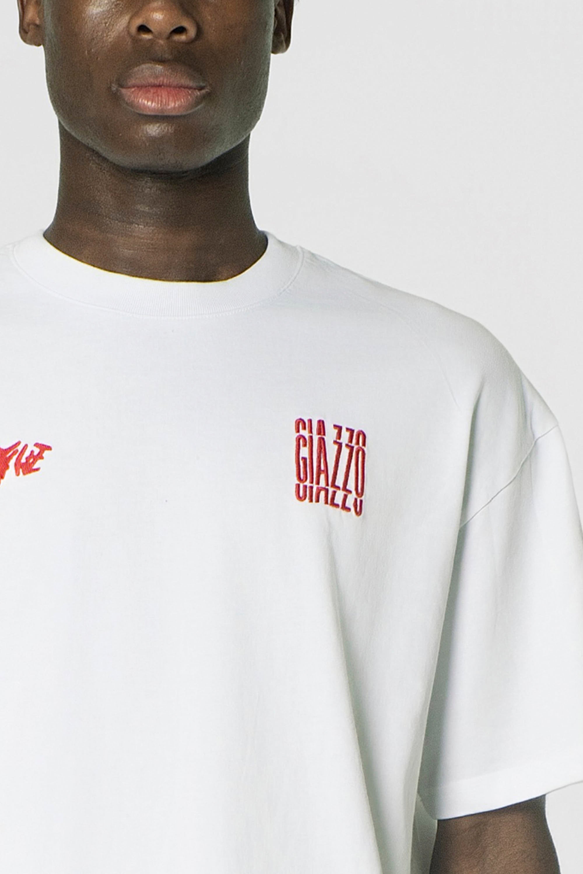 Club Shirt Weiß – Detail des roten GIAZZO Frontprints mit Flamme