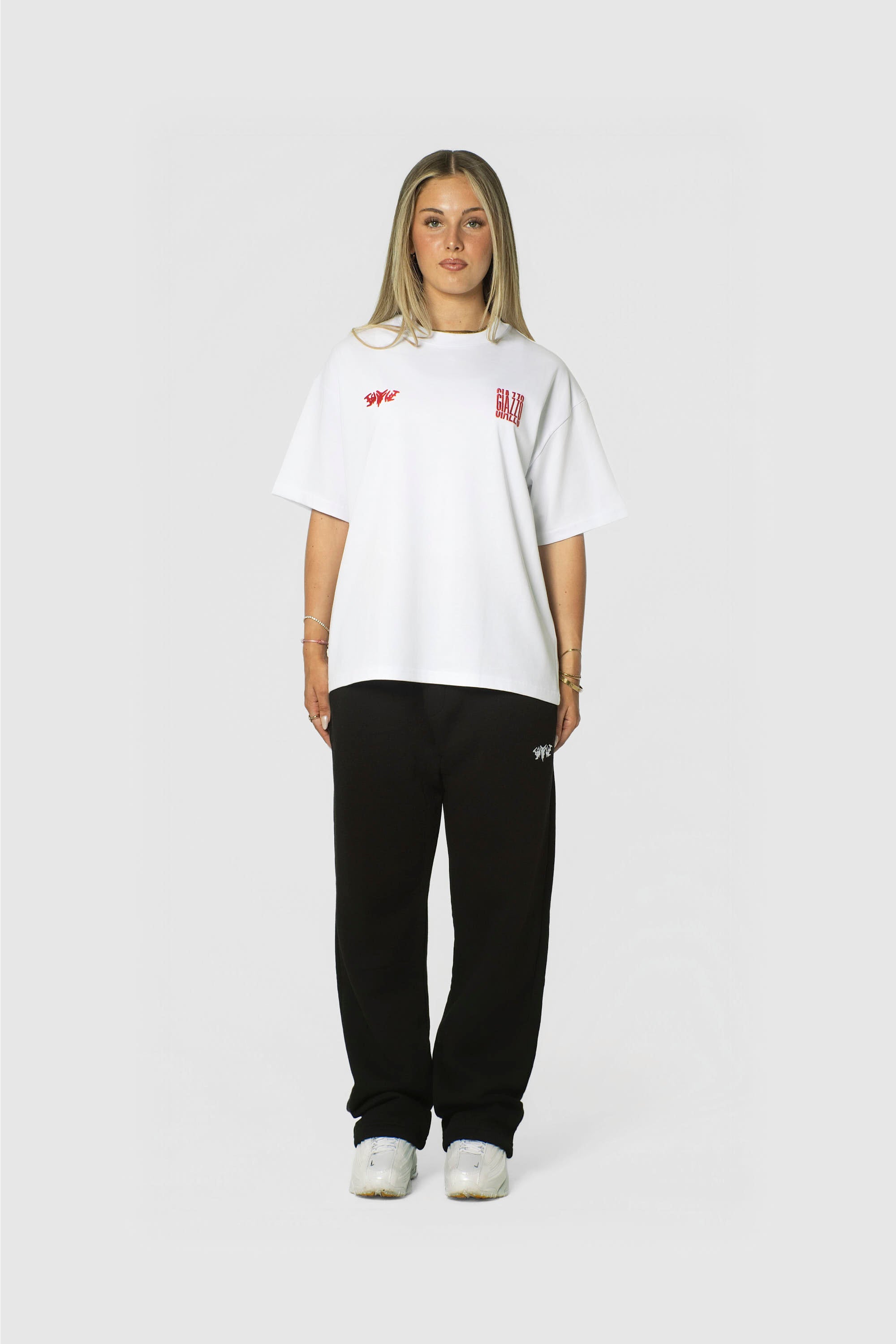 Club Shirt Weiß – Frontansicht an Frau, Oversized Fit