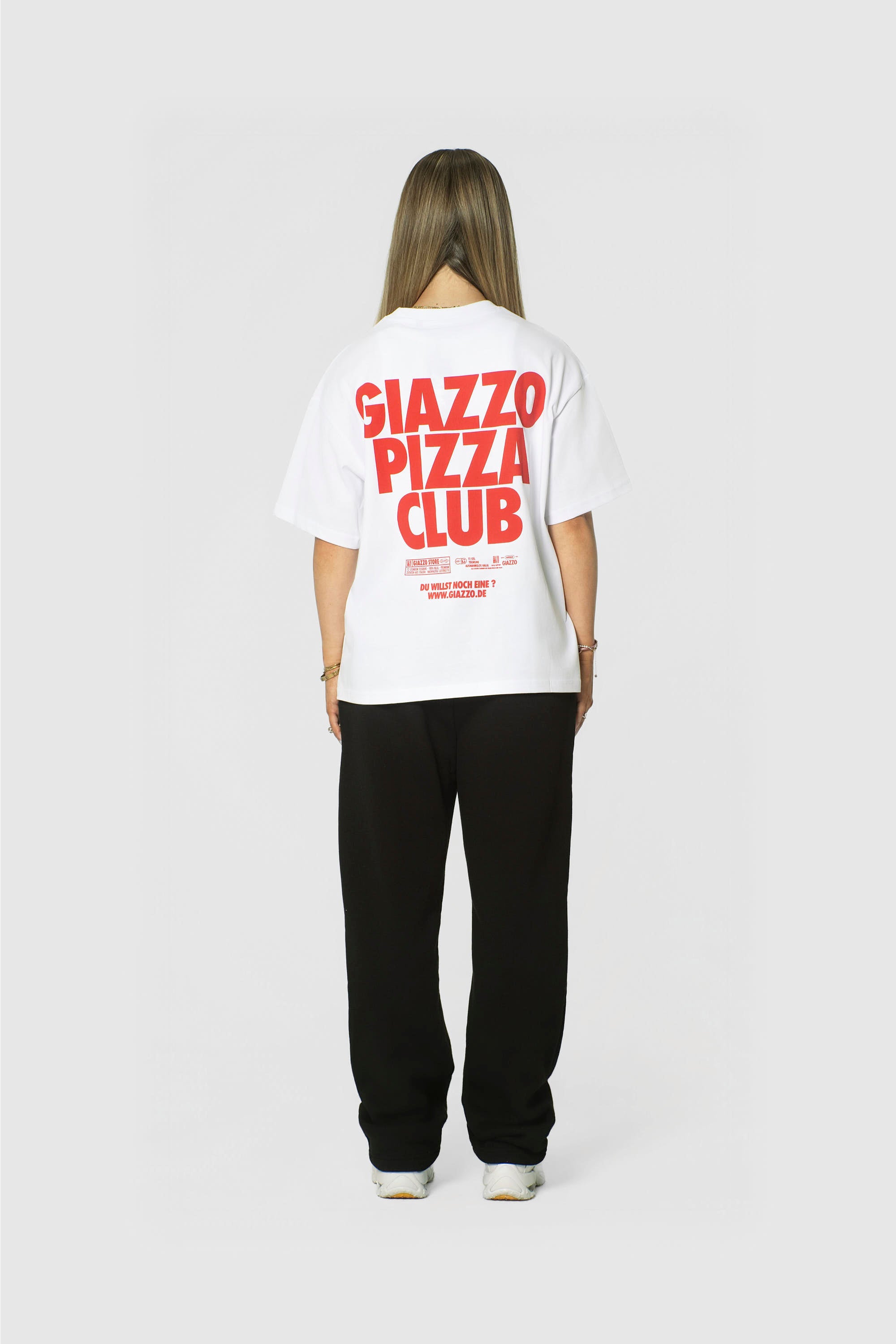 Club Shirt Weiß – Rückenprint an Frau